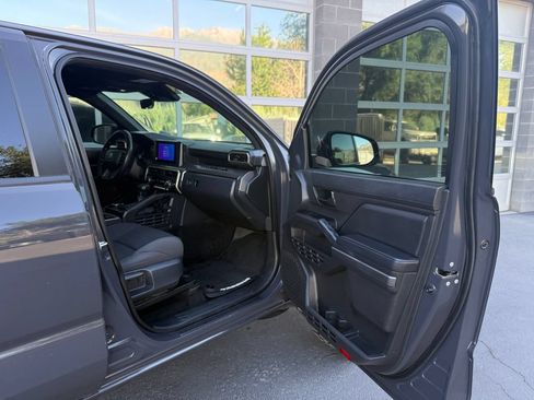 Used 2024 Toyota Tacoma SR5 AWD/4WD image 40