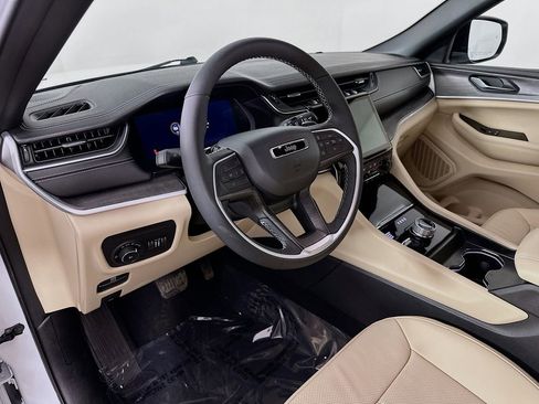 Certified 2025 Jeep Grand Cherokee Limited w/ Luxury Tech Group II image 17