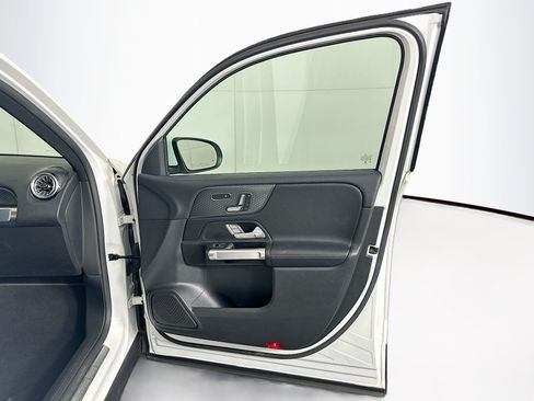 Used 2025 Mercedes-Benz GLB 250 image 32