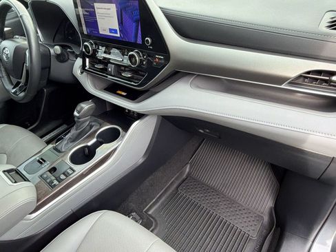 Certified 2024 Toyota Highlander Limited FWD image 36