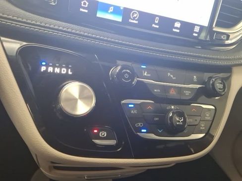 Used 2023 Chrysler Pacifica Touring-L FWD image 25