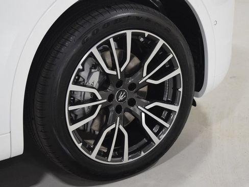 Certified 2025 Maserati Grecale Modena AWD/4WD image 16