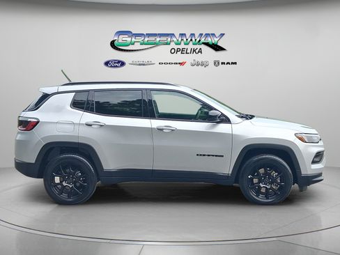 Used 2025 Jeep Compass Latitude w/ Convenience Group AWD/4WD image 8