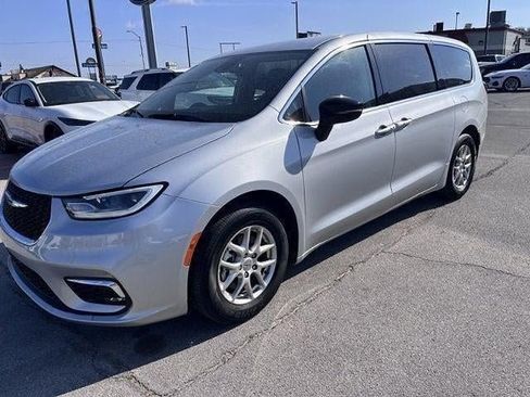 Used 2024 Chrysler Pacifica Touring-L FWD image 5