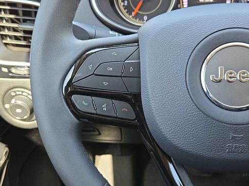 Used 2020 Jeep Cherokee Latitude Plus FWD image 21