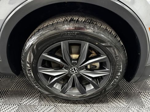 Used 2022 Volkswagen Tiguan SE image 17