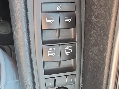 Used 2020 Chrysler Pacifica Touring-L w/ Advanced Safetytec Group FWD image 18