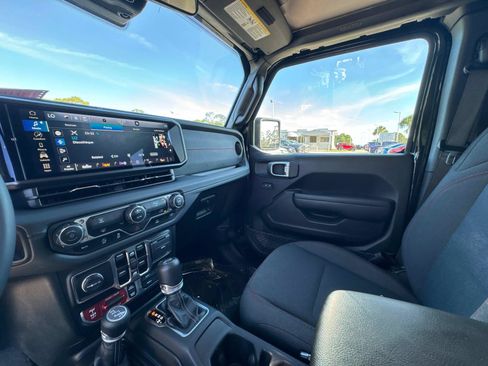 Used 2024 Jeep Wrangler Unlimited Rubicon AWD/4WD image 26
