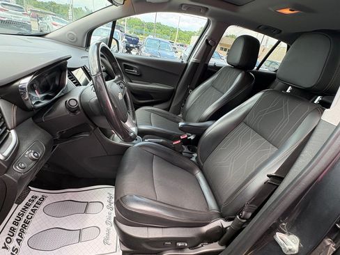 Used 2019 Chevrolet Trax LT w/ Sun & Sound Package FWD image 8