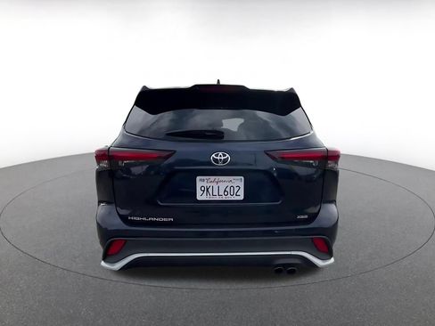 Used 2024 Toyota Highlander XSE FWD image 10
