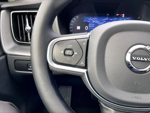 Used 2025 Volvo XC60 B5 Core image 21