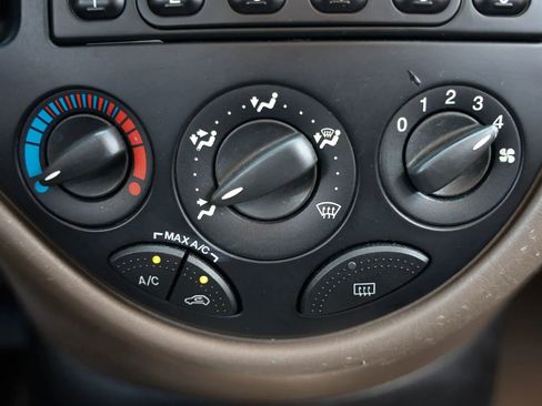 Used 2004 Ford Focus SE FWD image 28
