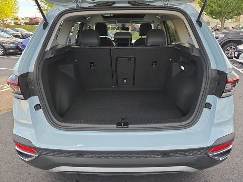 Certified 2025 Volkswagen Taos SEL image 5