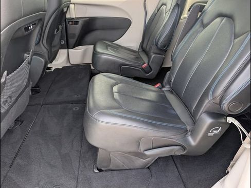 Used 2021 Chrysler Pacifica Touring-L w/ Premium & Safety Sphere Group FWD image 10
