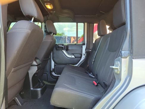 Used 2018 Jeep Wrangler Unlimited Sahara AWD/4WD image 6