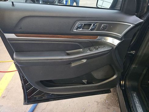 Used 2017 Ford Explorer Limited w/ Equipment Group 301A AWD/4WD image 10