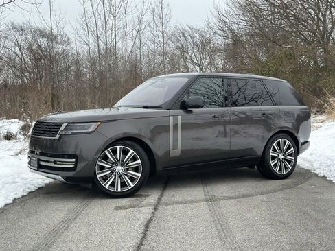 Used 2023 Land Rover Range Rover SE image 1