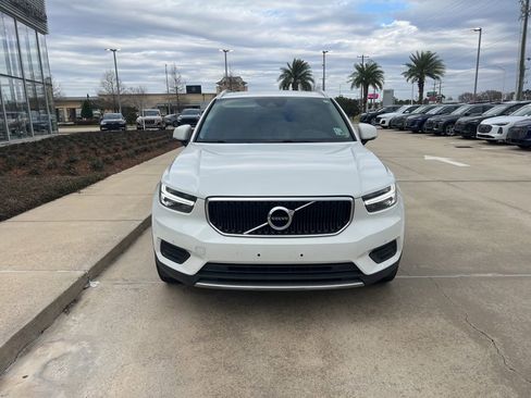 Used 2020 Volvo XC40 T4 Momentum image 2