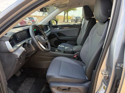 Used 2026 Volkswagen Tiguan SE AWD/4WD image 28