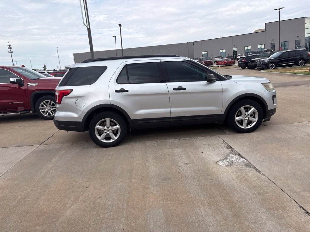 Used 2018 Ford Explorer FWD image 2