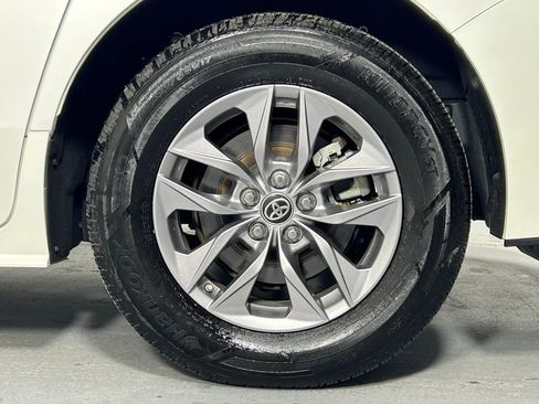 Used 2021 Toyota Sienna XLE image 37