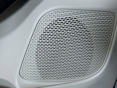 Used 2024 Chrysler Pacifica Touring-L image 18