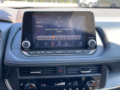 Used 2023 Nissan Rogue SV w/ SV Premium B Package FWD image 17