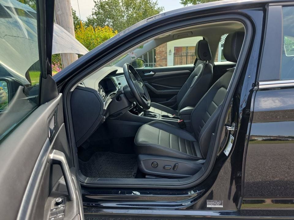 Used 2023 Volkswagen Jetta SE w/ Panoramic Sunroof Package FWD image 4