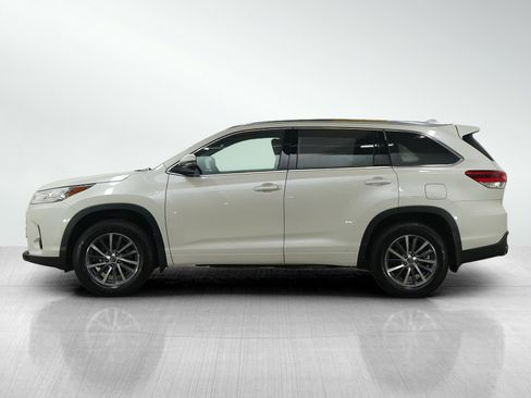 Used 2017 Toyota Highlander XLE image 2