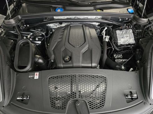 Certified 2026 Porsche Macan Turbo AWD/4WD image 11