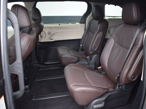 Used 2024 Toyota Sienna Platinum AWD/4WD image 15