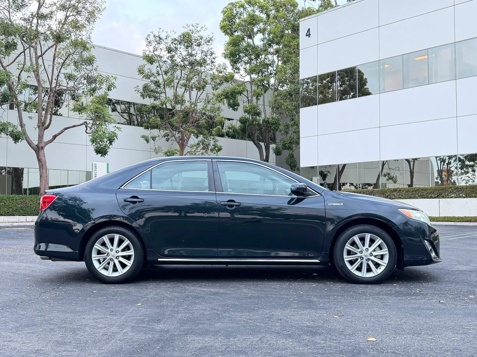 Used 2012 Toyota Camry XLE w/ Leather Pkg FWD image 2