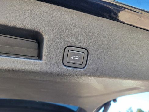 Used 2024 GMC Acadia Denali image 9