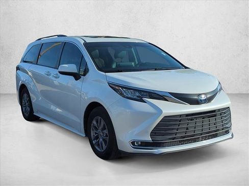 Used 2023 Toyota Sienna XLE w/ XLE Plus Package FWD image 3
