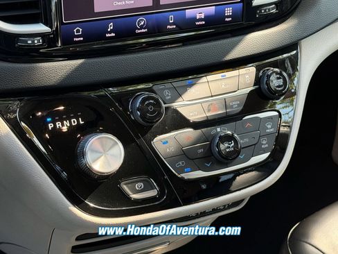 Used 2023 Chrysler Pacifica Touring-L FWD image 21