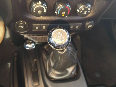 Used 2016 Jeep Wrangler Unlimited Rubicon w/ Connectivity Group AWD/4WD image 19