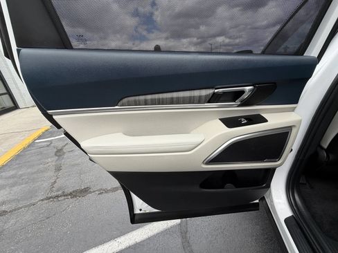 Used 2024 Kia Telluride EX w/ EX Captain's Chair Package FWD image 20