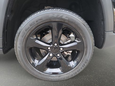 Used 2023 Jeep Grand Cherokee Altitude AWD/4WD image 32