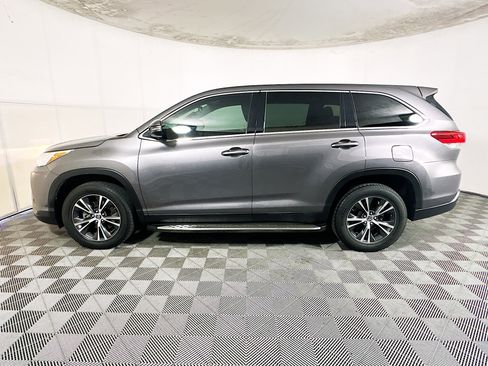 Used 2019 Toyota Highlander LE FWD image 6