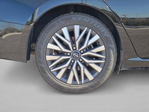 Used 2025 Nissan Altima 2.5 SV FWD image 3