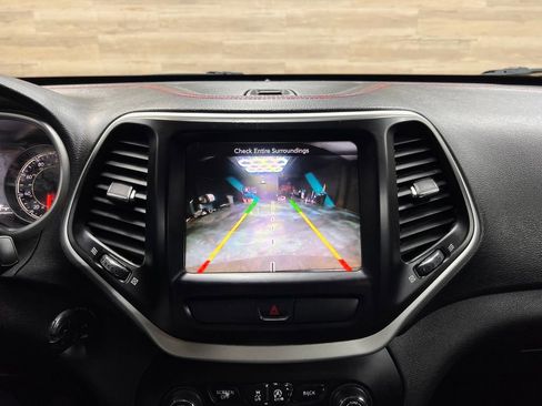 Used 2016 Jeep Cherokee Trailhawk w/ Cold Weather Group image 13