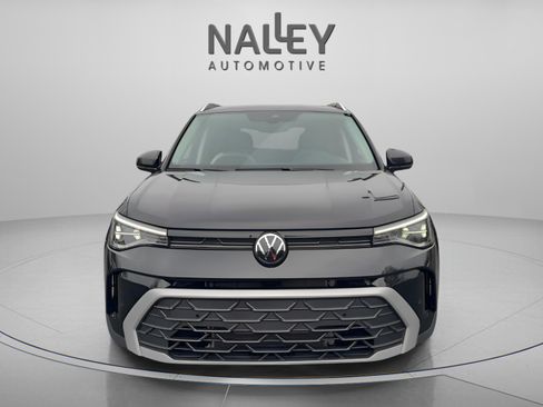 Certified 2025 Volkswagen Taos SE image 9