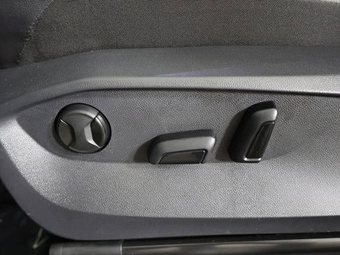 Certified 2023 Volkswagen Tiguan SE image 33