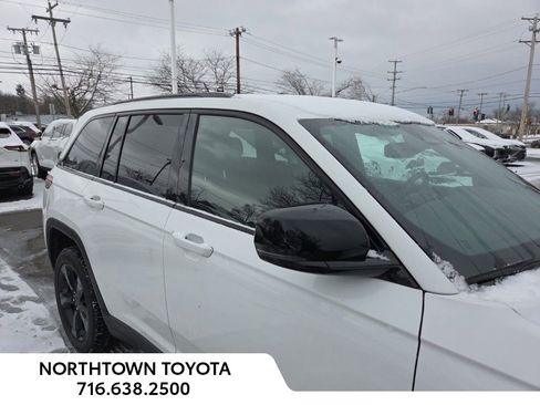 Used 2023 Jeep Grand Cherokee Altitude image 3