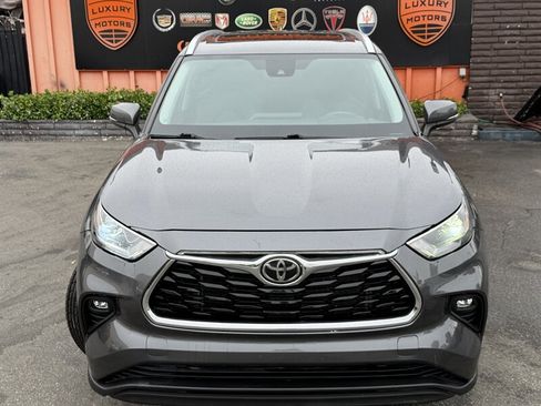 Used 2022 Toyota Highlander XLE AWD/4WD image 3