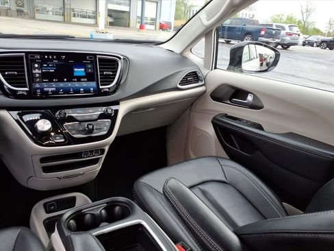 Certified 2024 Chrysler Pacifica Touring-L FWD image 15