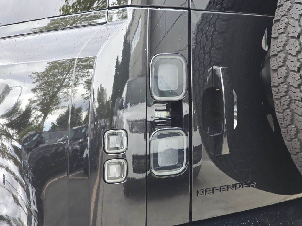 New 2026 Land Rover Defender 110 X-Dynamic SE AWD/4WD image 36