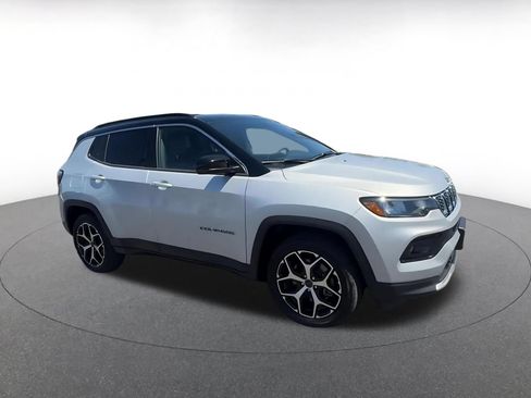 Used 2025 Jeep Compass Limited AWD/4WD image 2
