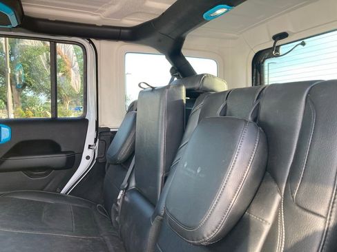 Used 2022 Jeep Wrangler Unlimited Sahara AWD/4WD image 11
