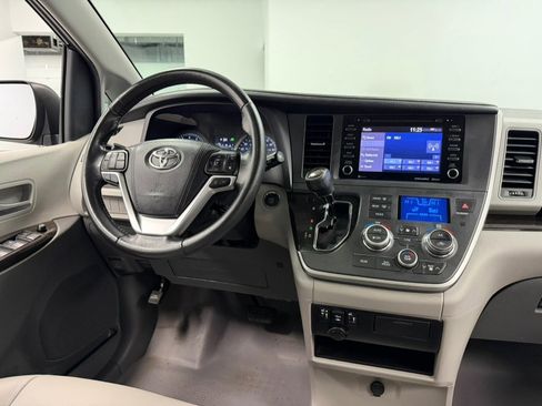 Used 2020 Toyota Sienna XLE image 43